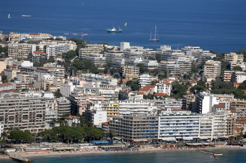 Antibes from the bird's eye view: Blick auf das Hotel du Parc im Stadtteil Juan-les-Pins von Antibes. Juan-les-Pins ist ein Seebad an der Cote d' Azur. Der Ort gehört zur Stadt Antibes und liegt im Département Alpes-Maritimes in der Région Provence-Alpes-Cote d' Azur. Die Gemeinde hat zusammen mit Antibes etwa 74.000 Einwohner und nennt sich offiziell Antibes Juan-les-Pins. Nach Nizza sind es etwa 20 Kilometer und nach Cannes gut zwölf Kilometer. Kontakt: Hotel du Parc, Avenue Guy de Maupassant, 06160 Juan les Pins, Tel. +33 (0)493 61 6100, Fax +33 (0)493 67 9242, e-mail: info@hotel-duparc.net