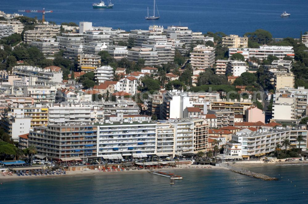 Aerial image Antibes - Blick auf das Hotel du Parc im Stadtteil Juan-les-Pins von Antibes. Juan-les-Pins ist ein Seebad an der Cote d' Azur. Der Ort gehört zur Stadt Antibes und liegt im Département Alpes-Maritimes in der Région Provence-Alpes-Cote d' Azur. Die Gemeinde hat zusammen mit Antibes etwa 74.000 Einwohner und nennt sich offiziell Antibes Juan-les-Pins. Nach Nizza sind es etwa 20 Kilometer und nach Cannes gut zwölf Kilometer. Kontakt: Hotel du Parc, Avenue Guy de Maupassant, 06160 Juan les Pins, Tel. +33 (0)493 61 6100, Fax +33 (0)493 67 9242, e-mail: info@hotel-duparc.net