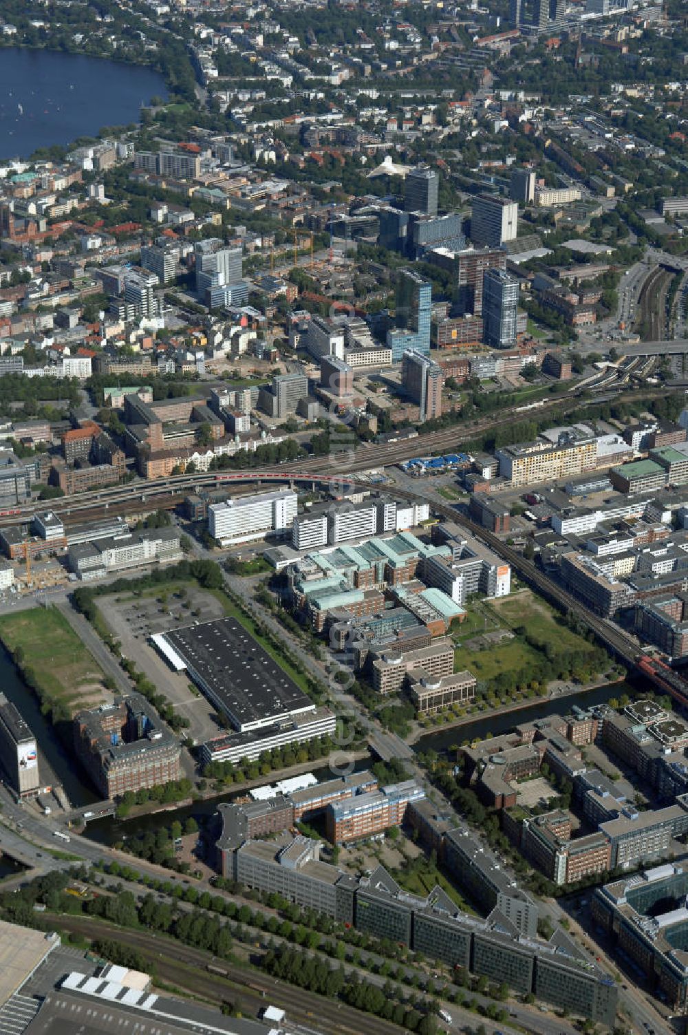 Hamburg from above - Blick über die Stadtteile Klostertor und Hammerbrook auf Hamburg mit der Außenalster. Kontakt: Hamburg Tourismus GmbH, Steinstraße 7, 20095 Hamburg, Tel: +49(0)40 30051 300, Fax +49(0)40 30051 333, Email: info@hamburg-tourismus.de