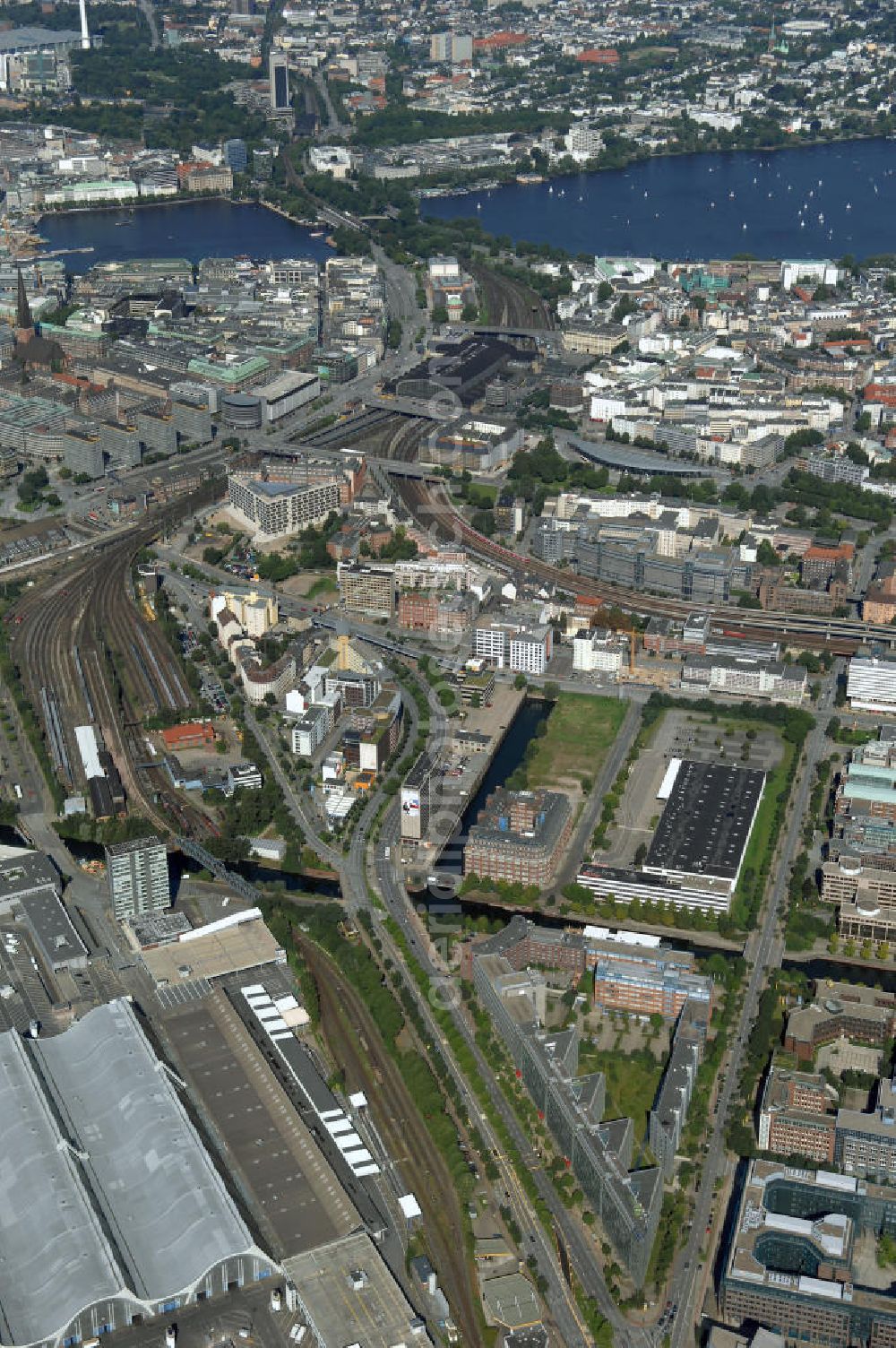 Aerial photograph Hamburg - Blick über die Stadtteile Klostertor und Hammerbrook auf Hamburg mit der Binnenalster und Außenalster. Kontakt: Hamburg Tourismus GmbH, Steinstraße 7, 20095 Hamburg, Tel: +49(0)40 30051 300, Fax +49(0)40 30051 333, Email: info@hamburg-tourismus.de