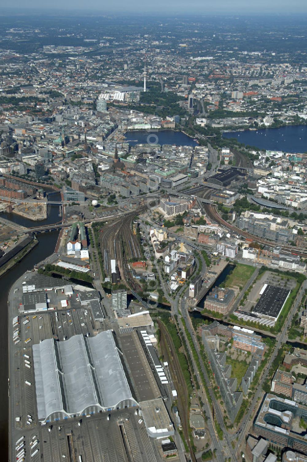 Hamburg from above - Blick über die Stadtteile Klostertor und Hammerbrook auf Hamburg mit der Binnenalster und Außenalster. Kontakt: Hamburg Tourismus GmbH, Steinstraße 7, 20095 Hamburg, Tel: +49(0)40 30051 300, Fax +49(0)40 30051 333, Email: info@hamburg-tourismus.de