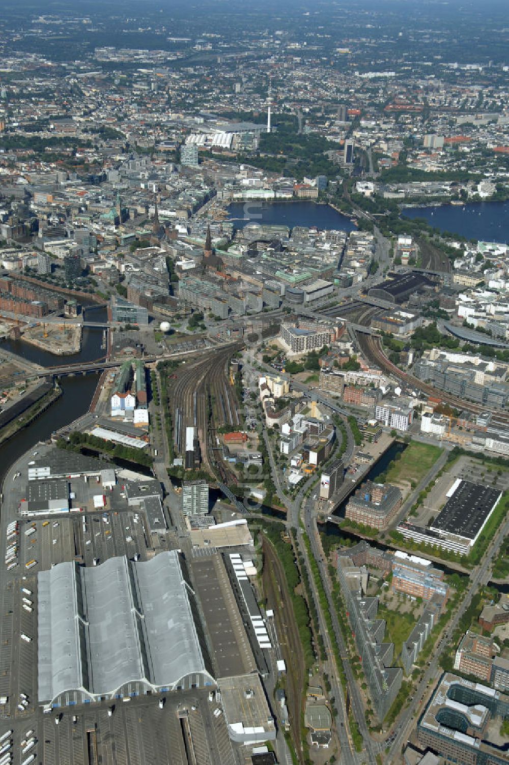 Hamburg from the bird's eye view: Blick über die Stadtteile Klostertor und Hammerbrook auf Hamburg mit der Binnenalster und Außenalster. Kontakt: Hamburg Tourismus GmbH, Steinstraße 7, 20095 Hamburg, Tel: +49(0)40 30051 300, Fax +49(0)40 30051 333, Email: info@hamburg-tourismus.de