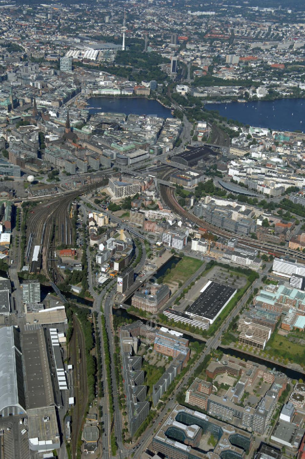 Aerial image Hamburg - Blick über die Stadtteile Klostertor und Hammerbrook auf Hamburg mit der Binnenalster und Außenalster. Kontakt: Hamburg Tourismus GmbH, Steinstraße 7, 20095 Hamburg, Tel: +49(0)40 30051 300, Fax +49(0)40 30051 333, Email: info@hamburg-tourismus.de