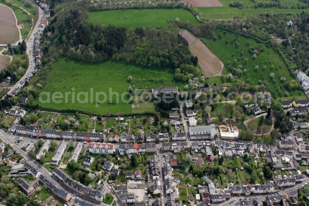 Trier Kürenz from above - View of the local district Kuerenz. Small residential area with apartment buildings located at the foot of the Petri mountain. District of Trier in Rhineland-Palatinate