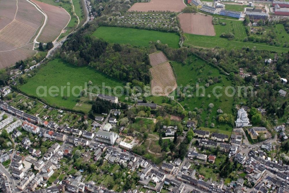 Aerial image Trier Kürenz - View of the local district Kuerenz. Small residential area with apartment buildings located at the foot of the Petri mountain. District of Trier in Rhineland-Palatinate