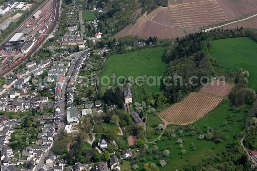 Aerial photograph Trier Kürenz - View of the local district Kuerenz. Small residential area with apartment buildings located at the foot of the Petri mountain. District of Trier in Rhineland-Palatinate