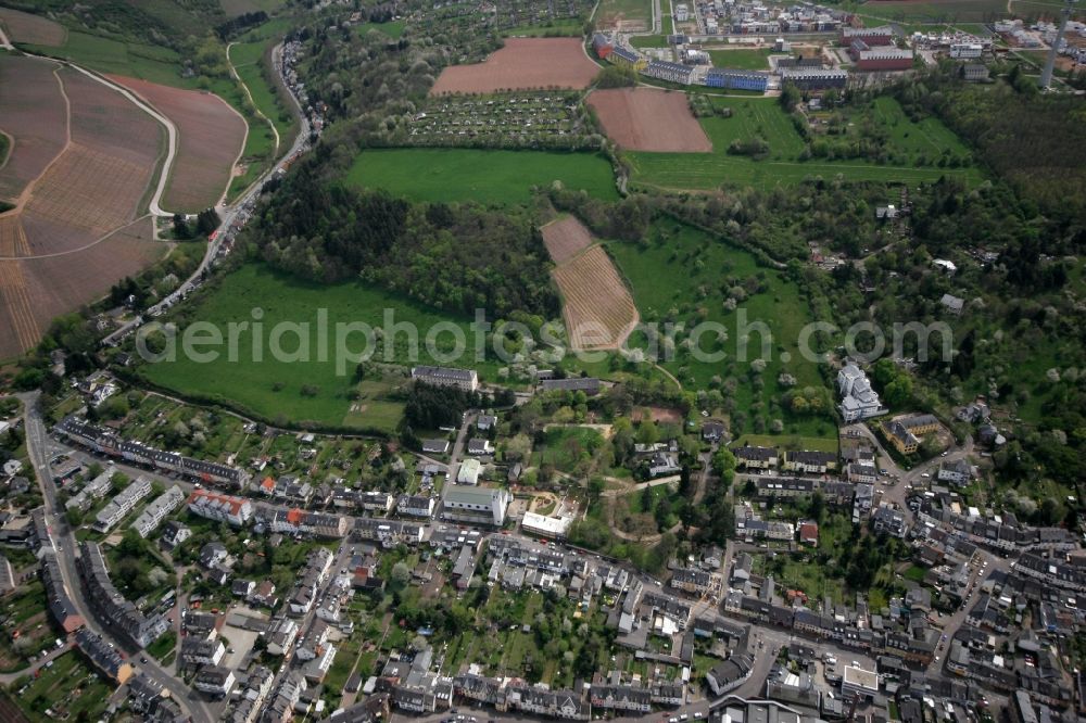 Aerial photograph Trier Kürenz - View of the local district Kuerenz. Small residential area with apartment buildings located at the foot of the Petri mountain. District of Trier in Rhineland-Palatinate