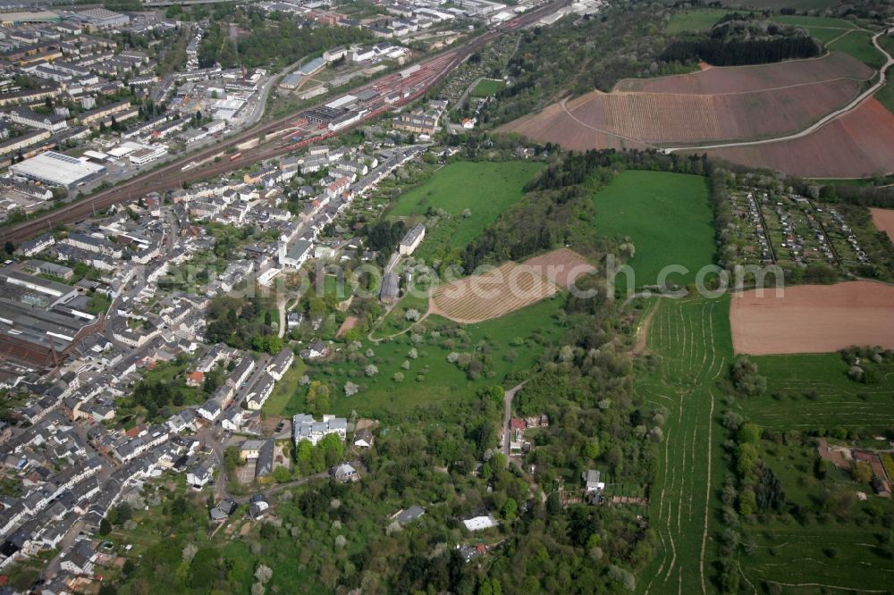 Aerial image Trier Kürenz - View of the local district Kuerenz. Small residential area with apartment buildings located at the foot of the Petri mountain. District of Trier in Rhineland-Palatinate