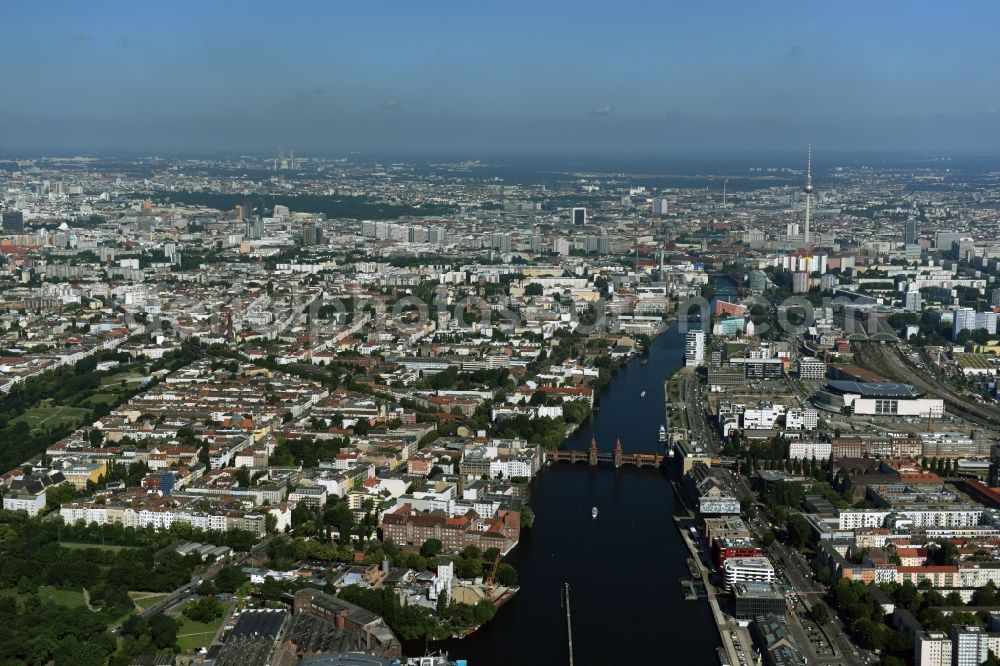 Berlin from the bird's eye view: District Kreuzberg und Friedrichshain am Ufer des Flussverlaufes der Spree in the city in Berlin