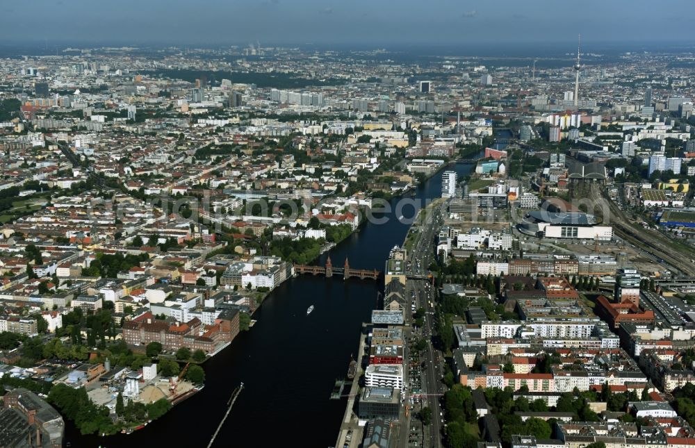 Aerial image Berlin - District Kreuzberg und Friedrichshain am Ufer des Flussverlaufes der Spree in the city in Berlin