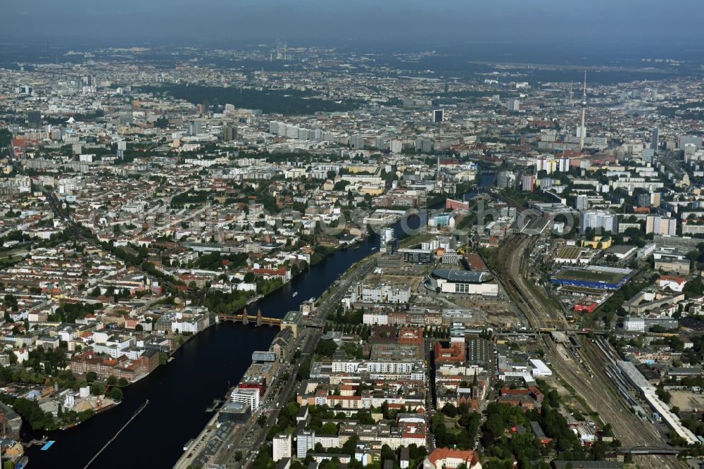 Berlin from the bird's eye view: District Kreuzberg und Friedrichshain am Ufer des Flussverlaufes der Spree in the city in Berlin