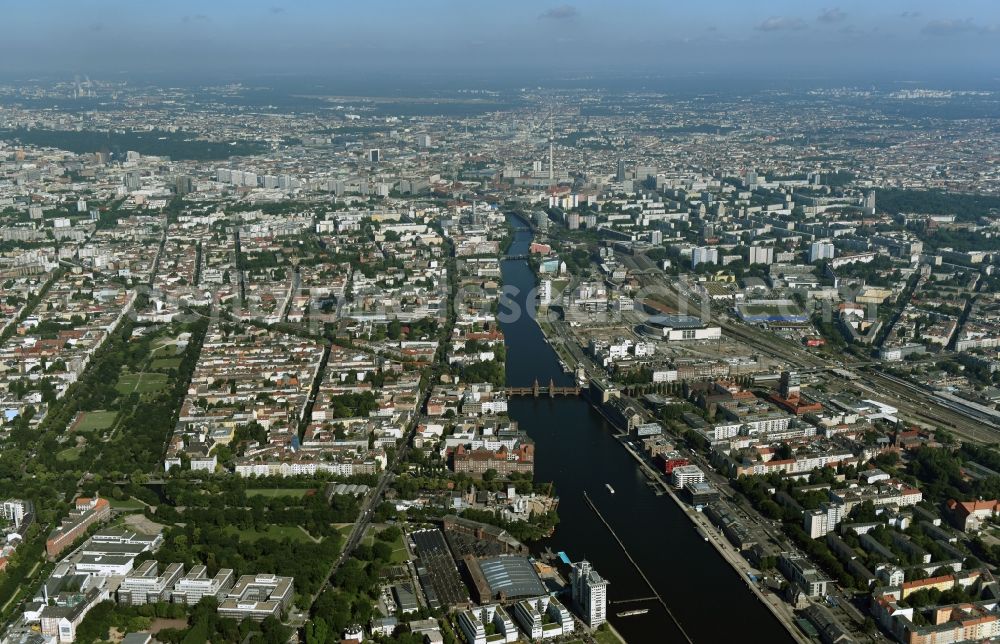 Aerial image Berlin - District Kreuzberg und Friedrichshain am Ufer des Flussverlaufes der Spree in the city in Berlin