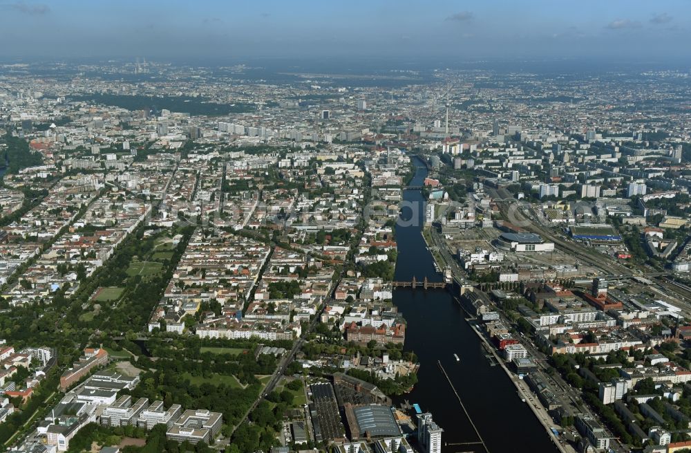 Aerial photograph Berlin - District Kreuzberg und Friedrichshain am Ufer des Flussverlaufes der Spree in the city in Berlin