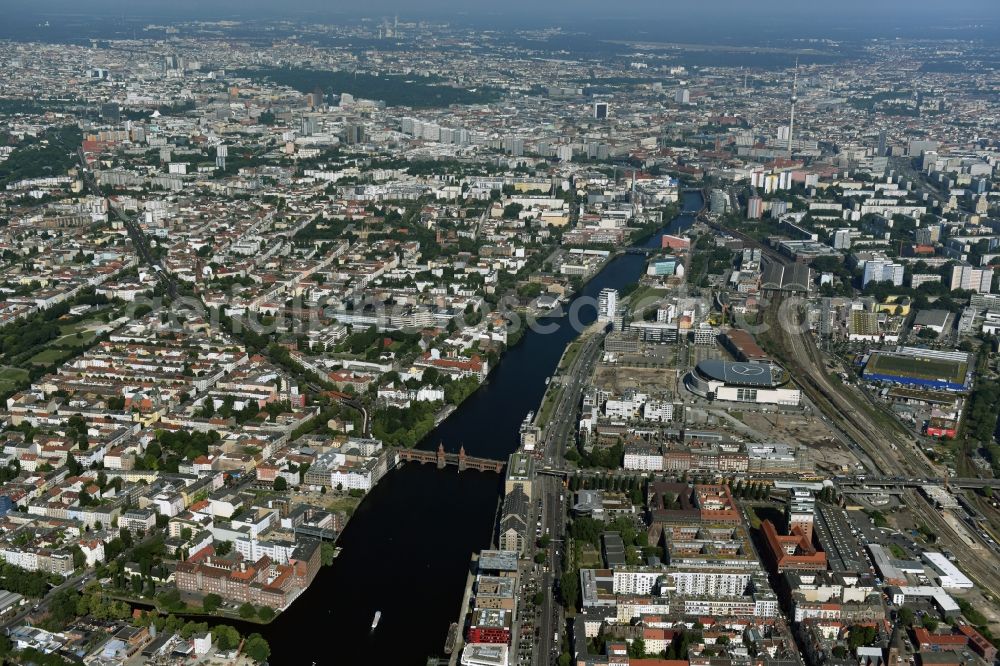 Berlin from the bird's eye view: District Kreuzberg und Friedrichshain am Ufer des Flussverlaufes der Spree in the city in Berlin