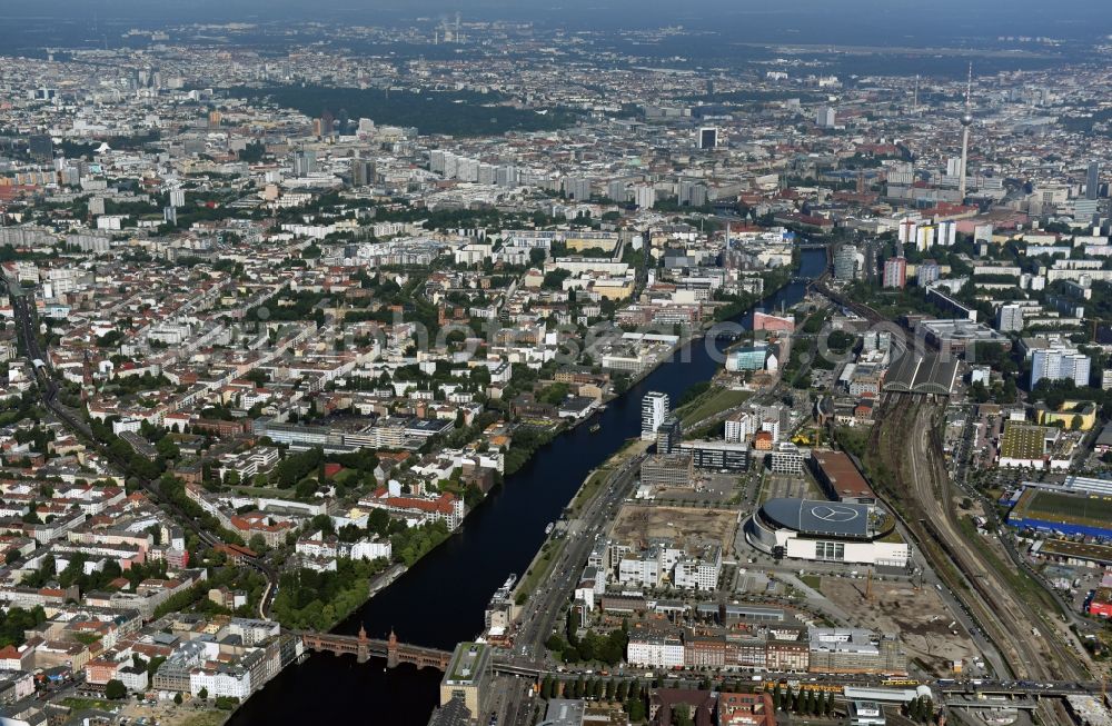 Aerial image Berlin - District Kreuzberg und Friedrichshain am Ufer des Flussverlaufes der Spree in the city in Berlin