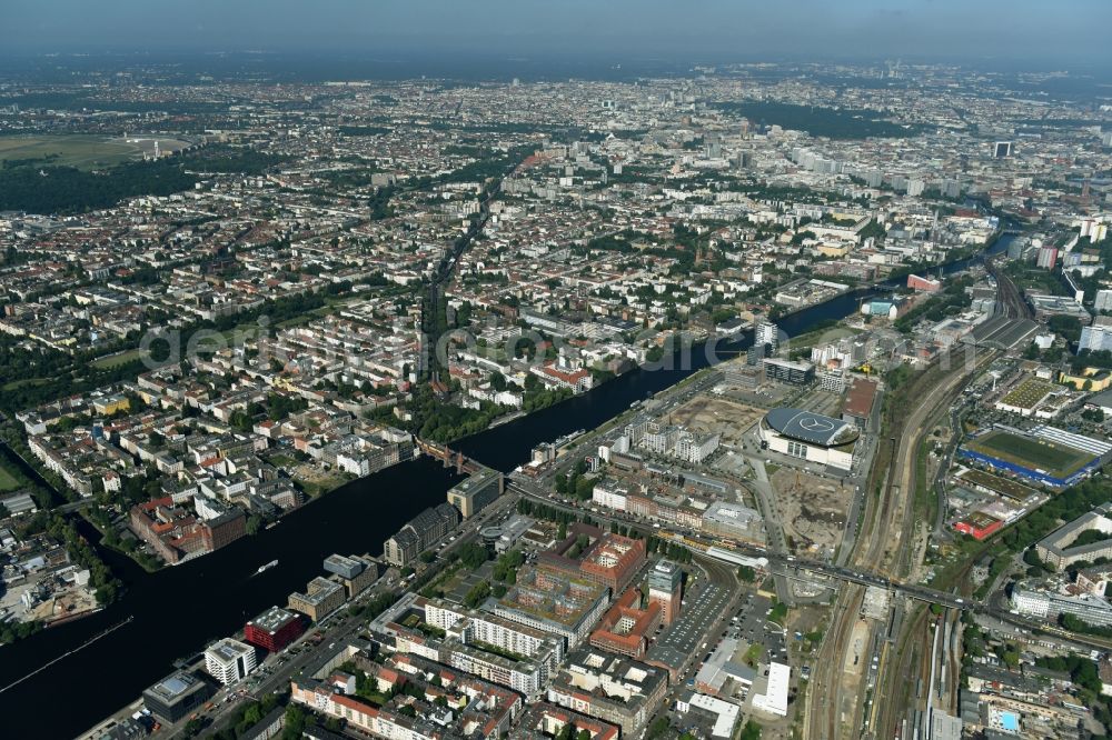 Aerial photograph Berlin - District Kreuzberg und Friedrichshain am Ufer des Flussverlaufes der Spree in the city in Berlin