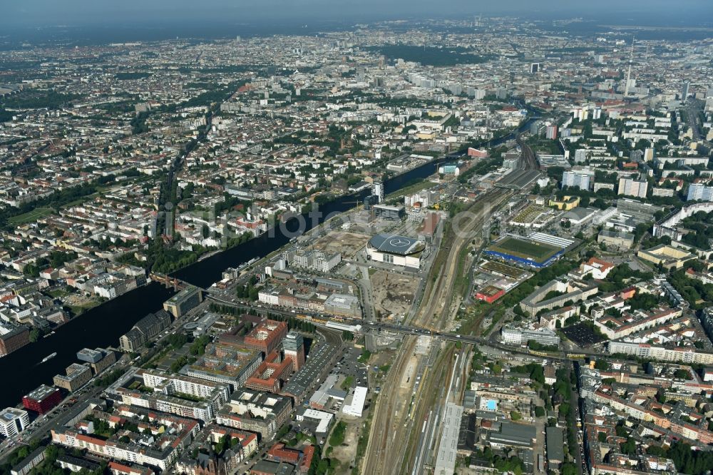 Berlin from above - District Kreuzberg und Friedrichshain am Ufer des Flussverlaufes der Spree in the city in Berlin