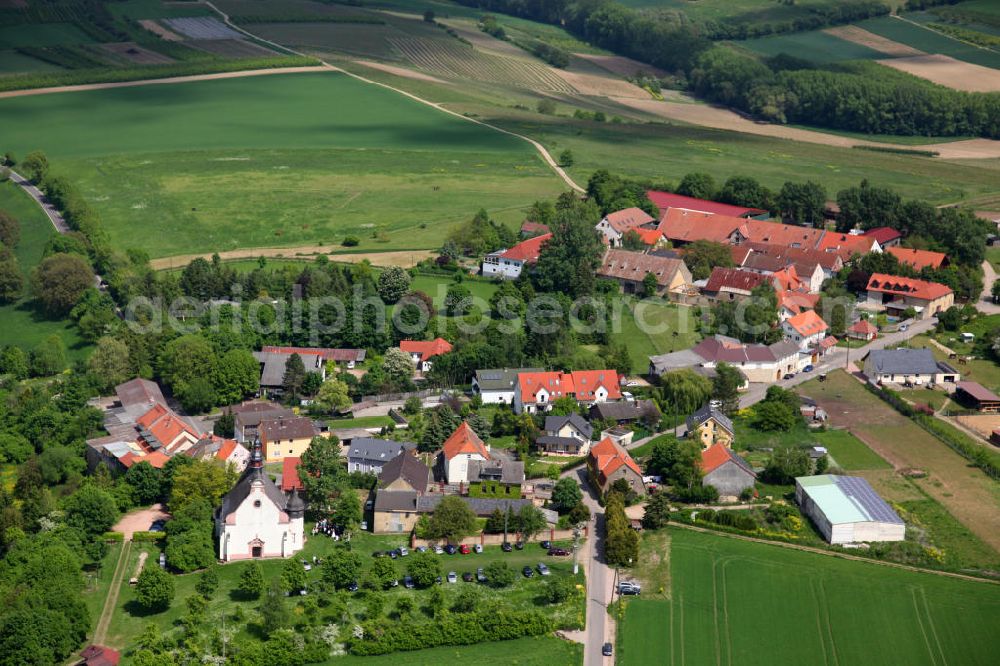 Gau-Algesheim from above - Blick auf den Stadtteil Laurenziberg in Gau-Algesheim in Rheinland Pfalz, mit der St. Laurenzikirche, welche 1707 anstelle der Pfarrkirche eines untergegangenen Dorfes errichtet wurde. View to the city district Laurenziberg of Gau-Algesheim in Rhineland-Palastinate, with the St. Laurenzi Church which was built in 1707.