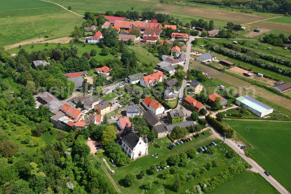 Gau-Algesheim from the bird's eye view: Blick auf den Stadtteil Laurenziberg in Gau-Algesheim in Rheinland Pfalz, mit der St. Laurenzikirche, welche 1707 anstelle der Pfarrkirche eines untergegangenen Dorfes errichtet wurde. View to the city district Laurenziberg of Gau-Algesheim in Rhineland-Palastinate, with the St. Laurenzi Church which was built in 1707.