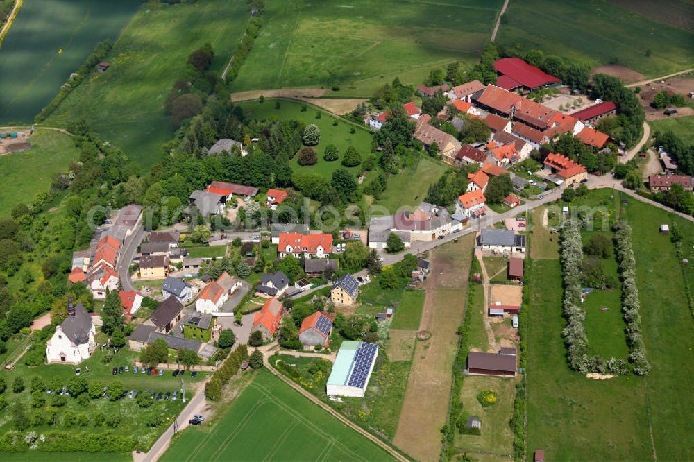 Gau-Algesheim from above - Blick auf den Stadtteil Laurenziberg in Gau-Algesheim in Rheinland Pfalz, mit der St. Laurenzikirche, welche 1707 anstelle der Pfarrkirche eines untergegangenen Dorfes errichtet wurde. View to the city district Laurenziberg of Gau-Algesheim in Rhineland-Palastinate, with the St. Laurenzi Church which was built in 1707.