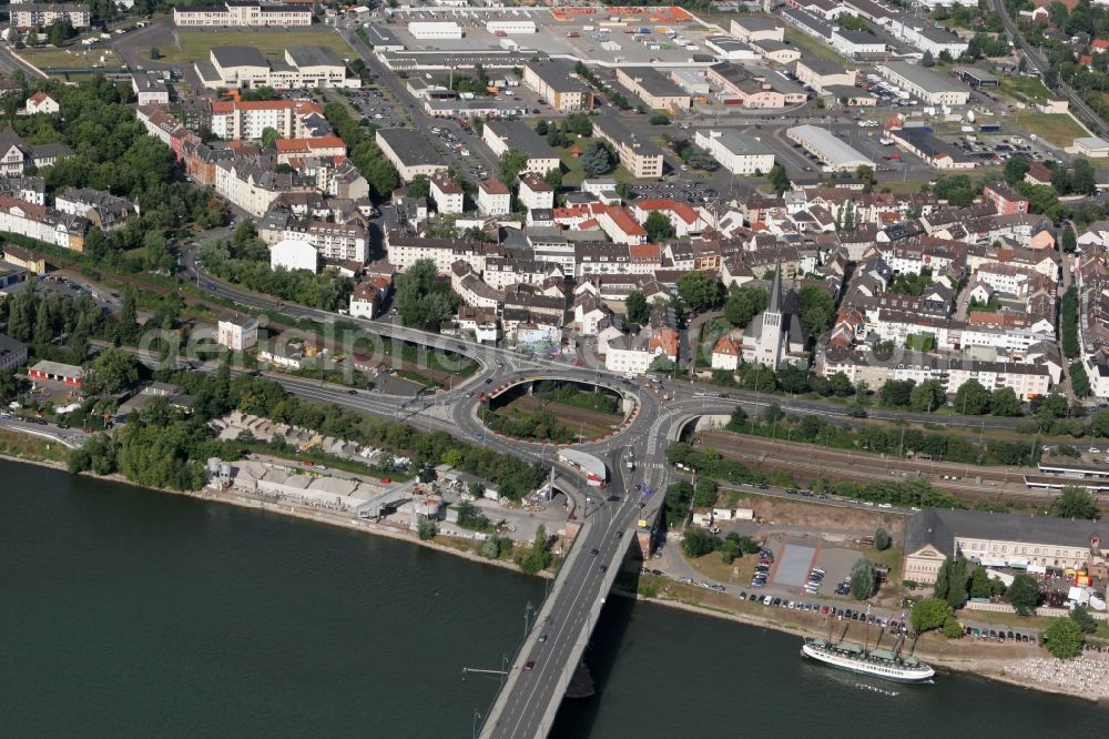 Aerial image Wiesbaden Mainz Kastel - The district Mainz-Kastel on the banks of the Rhine with residential and industrial areas as well as a large roundabout of the arriving and departing traffic of Theodor Heuss Bridge regulates in Wiesbaden in Hesse