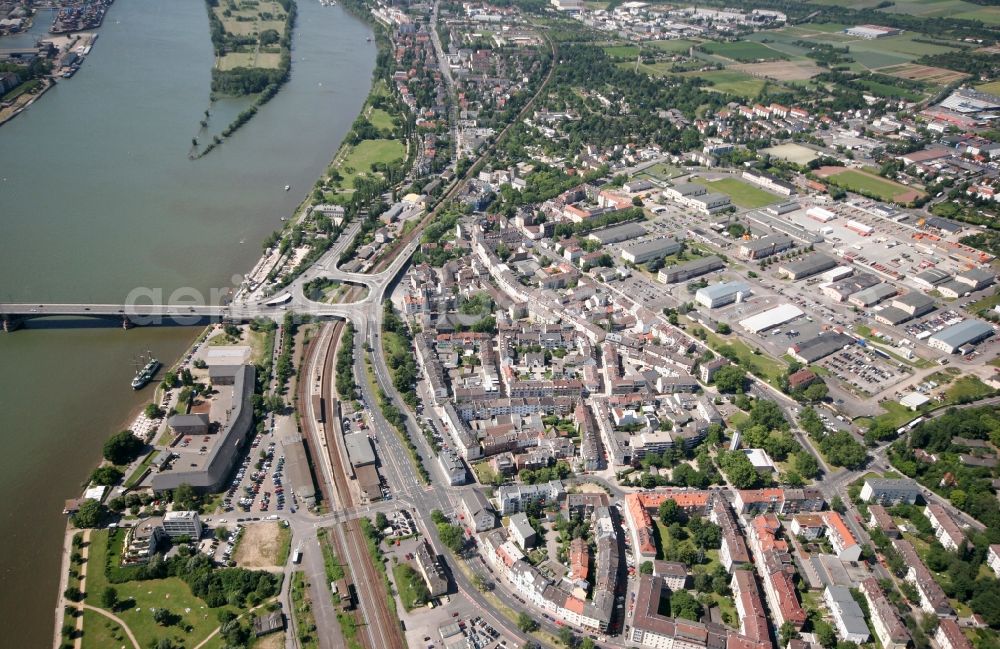 Aerial photograph Wiesbaden Mainz Kastel - The district Mainz-Kastel on the banks of the Rhine with residential and industrial areas as well as a large roundabout of the arriving and departing traffic of Theodor Heuss Bridge regulates in Wiesbaden in Hesse