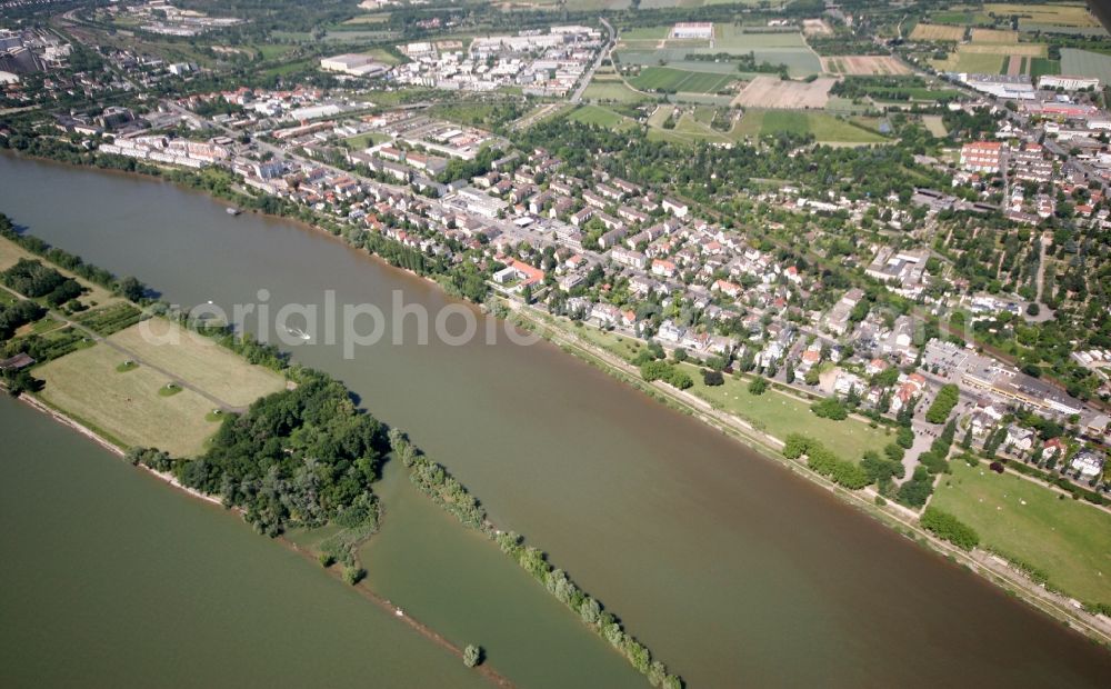 Wiesbaden from the bird's eye view: The district Mainz-Kastel on the banks of the Rhine with residential and industrial areas in Wiesbaden in Hesse