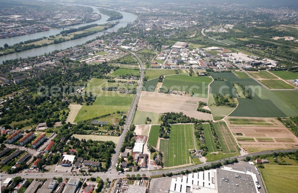 Aerial photograph Wiesbaden - The district Mainz-Kastel on the banks of the Rhine with agricultural land and residential and industrial areas in Wiesbaden in Hesse