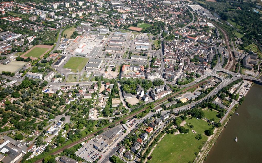 Aerial image Wiesbaden - The district Mainz-Kastel on the banks of the Rhine with residential and industrial areas in Wiesbaden in Hesse