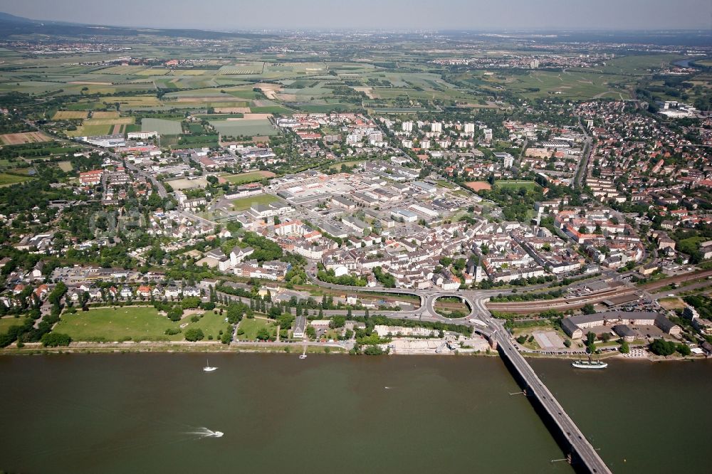 Aerial photograph Wiesbaden - The district Mainz-Kastel on the banks of the Rhine with residential and industrial areas in Wiesbaden in Hesse