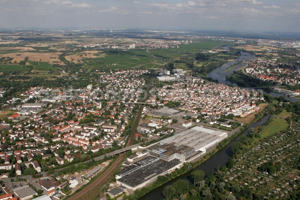 Wiesbaden from the bird's eye view: The district Mainz-Kostheim with residential and industrial areas, including the factory site of the gas producer Linde Aktiengesellschaft in Wiesbaden in Hesse