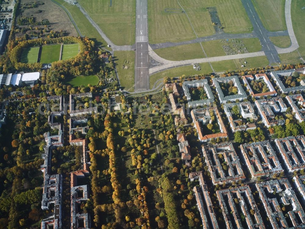 Aerial image Berlin - District Neukoelln along the residential areas at the Warthestrasse, Leinestrasse and the Okerstrasse in the city in Berlin