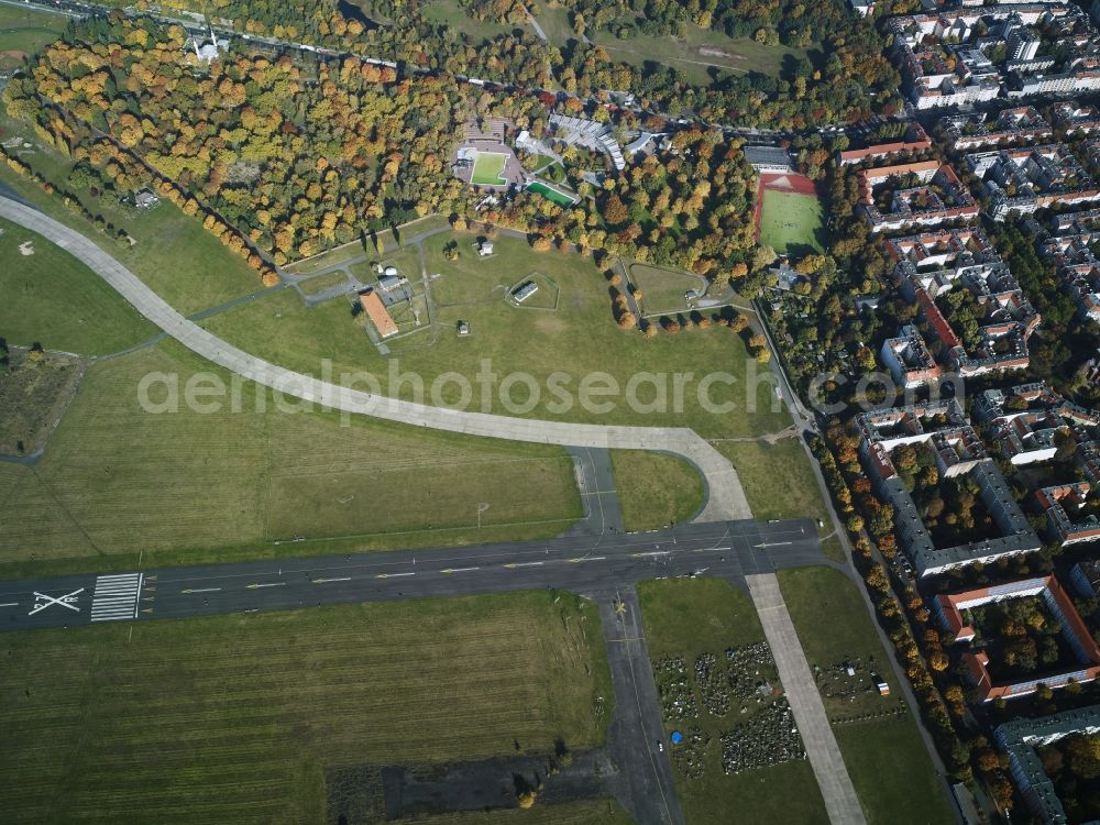 Berlin from the bird's eye view: District Neukoelln with residential area Oderstrasse near the former airport Tempelhof - Tempelhofer field in the city in Berlin. In the picture the swimming pool Neukoelln