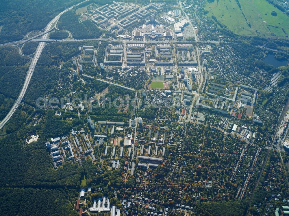 Potsdam from the bird's eye view: District Potsdam Suedost with its housing areas Stern and Am Stern beneath the road Nuthestrasse and the motorway A 115 in the city in Potsdam in the state Brandenburg