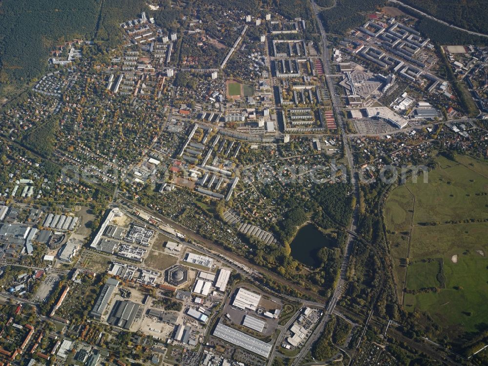 Aerial photograph Potsdam - District Potsdam Suedost and its housing area with the nearby shopping center Stern-Center Potsdam besides the Nuthestrasse in the city in Potsdam in the state Brandenburg