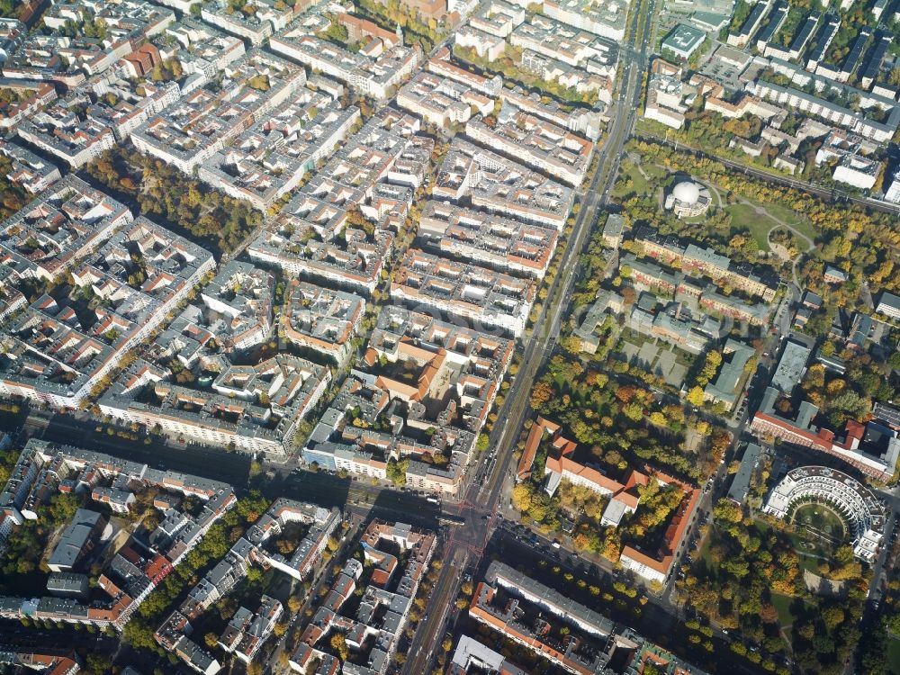 Berlin from the bird's eye view: District Prenzlauer Berg aloung Prenzlauer Allee corner Raumerstrasse in the city in Berlin