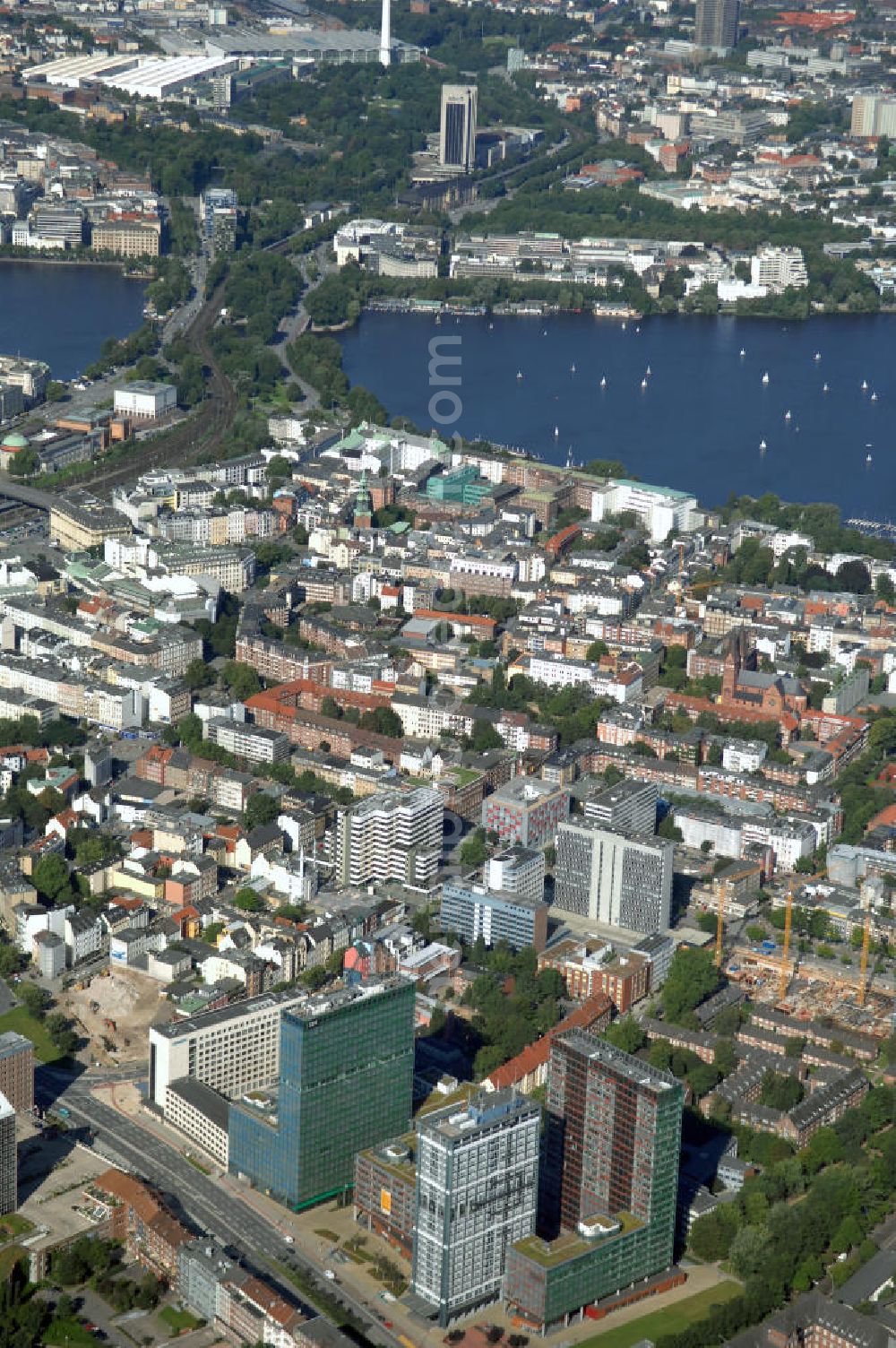 Hamburg from the bird's eye view: Blick auf den Stadtteil Sankt Georg mit Binnenalster und Außenalster, u.a. mit Bürogebäuden an der Strasse Beim Strohhause. Kontakt: Hamburg Tourismus GmbH, Steinstrasse 7, 20095 Hamburg, Tel: +49(0)40 30051 300, Fax +49(0)40 30051 333, Email: info@hamburg-tourismus.de