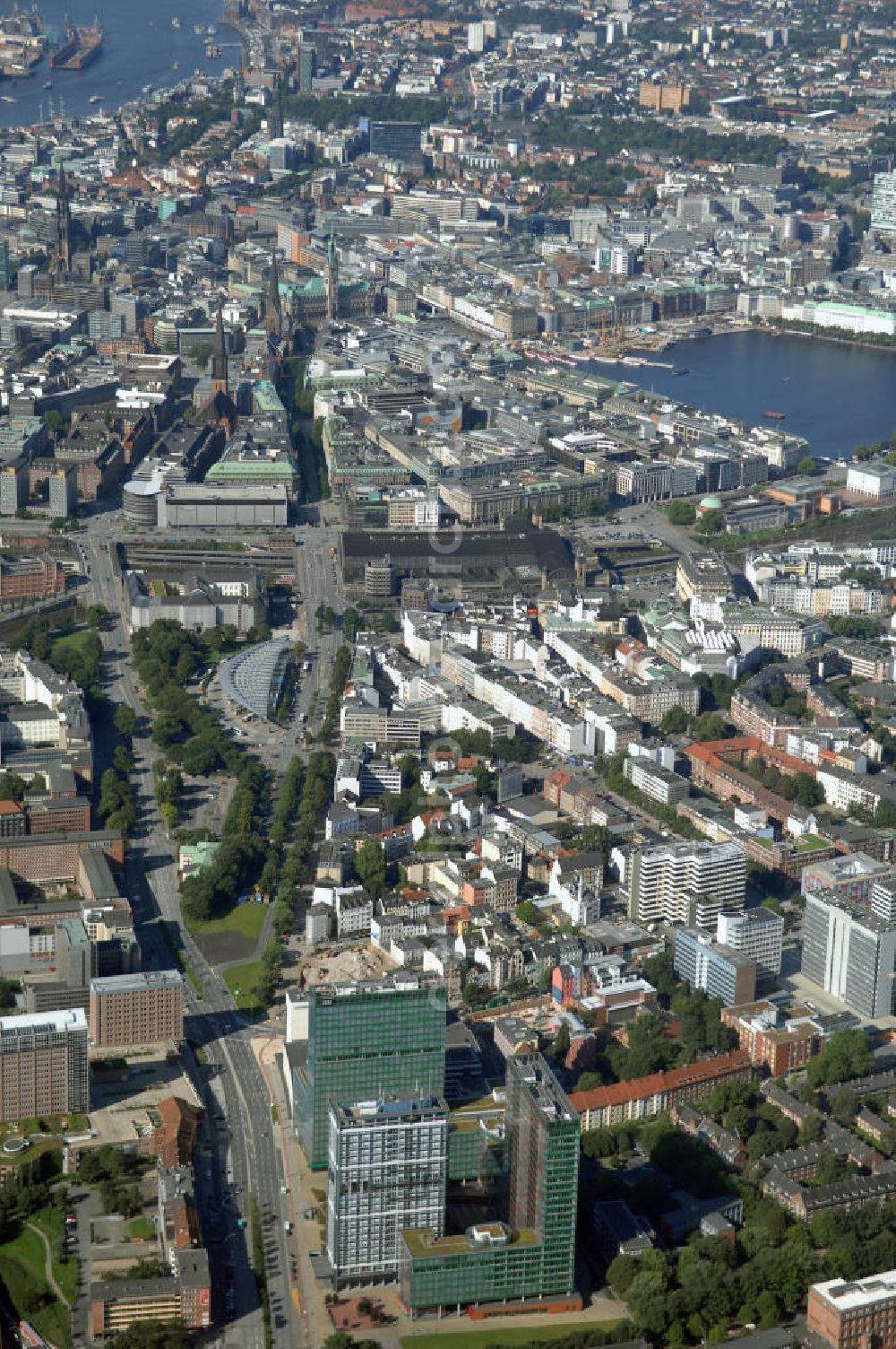 Aerial photograph Hamburg - Blick auf die Stadtteile Sankt Georg und Altstadt mit Binnenalster, u.a. mit Bürogebäuden an der Strasse Beim Strohhause. Kontakt: Hamburg Tourismus GmbH, Steinstrasse 7, 20095 Hamburg, Tel: +49(0)40 30051 300, Fax +49(0)40 30051 333, Email: info@hamburg-tourismus.de