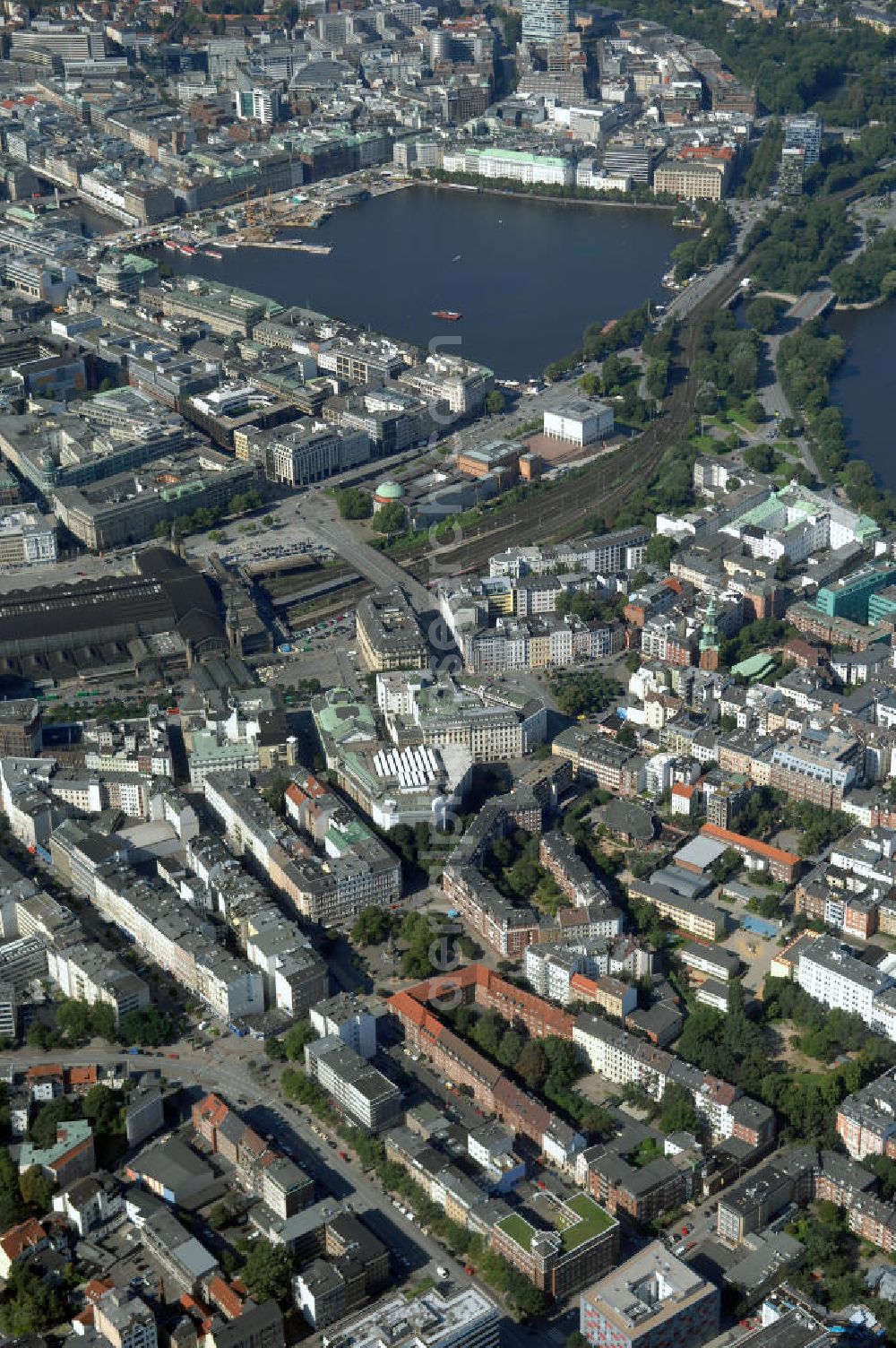 Hamburg from above - Blick über den Stadtteil Sankt Georg mit dem Straßenverlauf Steindamm Ecke Danziger Strasse auf die Hamburger Altstadt mit der Binnenalster. Kontakt: Hamburg Tourismus GmbH, Steinstrasse 7, 20095 Hamburg, Tel: +49(0)40 30051 300, Fax +49(0)40 30051 333, Email: info@hamburg-tourismus.de