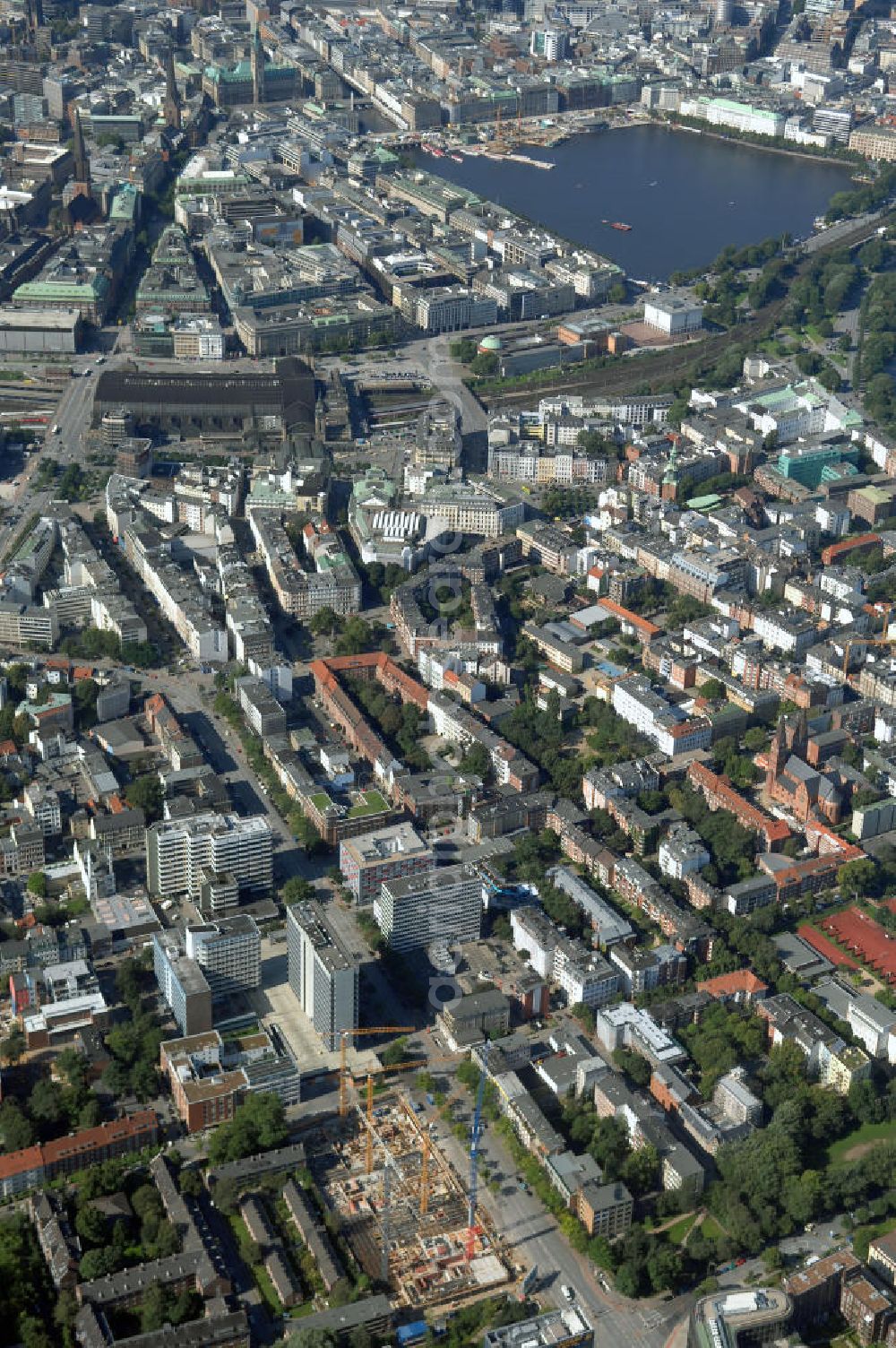 Aerial photograph Hamburg - Blick über eine Baustelle eines Büro- und Geschäftsgebäude in Sankt Georg, Anschrift: Steindamm 90-106, auf die Hamburger Altstadt mit der Binnenalster. Kontakt: Hamburg Tourismus GmbH, Steinstrasse 7, 20095 Hamburg, Tel: +49(0)40 30051 300, Fax +49(0)40 30051 333, Email: info@hamburg-tourismus.de