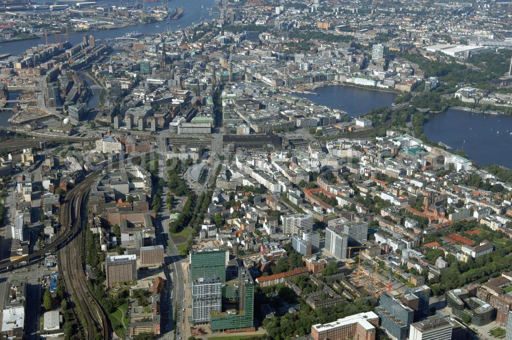 Hamburg from above - Blick auf die Stadtteile Sankt Georg und Altstadt mit dem Hamburger Hafen sowie die Binnenalster und die Außenalster, u.a. mit Bürogebäuden an der Strasse Beim Strohhause. Kontakt: Hamburg Tourismus GmbH, Steinstrasse 7, 20095 Hamburg, Tel: +49(0)40 30051 300, Fax +49(0)40 30051 333, Email: info@hamburg-tourismus.de