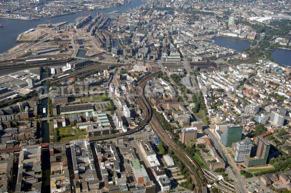 Hamburg from above - Blick auf die Stadtteile Sankt Georg und Altstadt mit dem Hamburger Hafen sowie die Binnenalster u.a. mit Bürogebäuden an der Strasse Beim Strohhause. Kontakt: Hamburg Tourismus GmbH, Steinstrasse 7, 20095 Hamburg, Tel: +49(0)40 30051 300, Fax +49(0)40 30051 333, Email: info@hamburg-tourismus.de