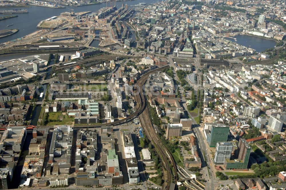 Hamburg from the bird's eye view: Blick auf die Stadtteile Sankt Georg und Altstadt mit dem Hamburger Hafen sowie die Binnenalster u.a. mit Bürogebäuden an der Strasse Beim Strohhause. Kontakt: Hamburg Tourismus GmbH, Steinstrasse 7, 20095 Hamburg, Tel: +49(0)40 30051 300, Fax +49(0)40 30051 333, Email: info@hamburg-tourismus.de