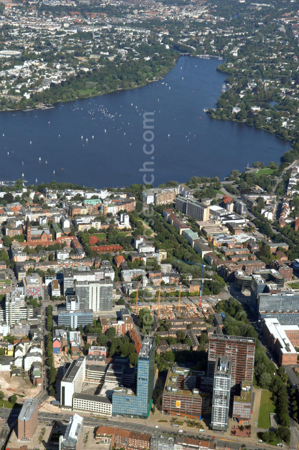 Hamburg from above - Blick auf den Stadtteil Sankt Georg an der Außenalster, u.a. mit Bürogebäuden an der Strasse Beim Strohhause. Kontakt: Hamburg Tourismus GmbH, Steinstrasse 7, 20095 Hamburg, Tel: +49(0)40 30051 300, Fax +49(0)40 30051 333, Email: info@hamburg-tourismus.de