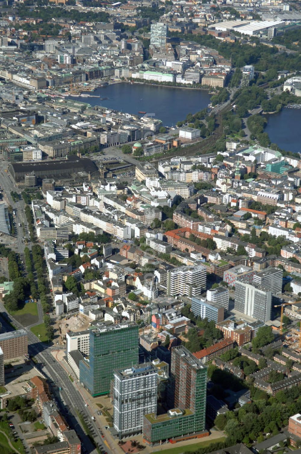 Aerial image Hamburg - Blick auf den Stadtteil Sankt Georg mit Binnenalster und Außenalster, u.a. mit Bürogebäuden an der Strasse Beim Strohhause. Kontakt: Hamburg Tourismus GmbH, Steinstrasse 7, 20095 Hamburg, Tel: +49(0)40 30051 300, Fax +49(0)40 30051 333, Email: info@hamburg-tourismus.de