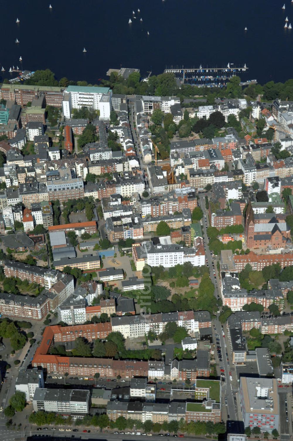 Hamburg from above - Blick auf den Stadtteil Sankt Georg mit dem Straßenverlauf Steindamm Ecke Danziger Strasse, im Hintergrund die Außenalster. Kontakt: Hamburg Tourismus GmbH, Steinstrasse 7, 20095 Hamburg, Tel: +49(0)40 30051 300, Fax +49(0)40 30051 333, Email: info@hamburg-tourismus.de