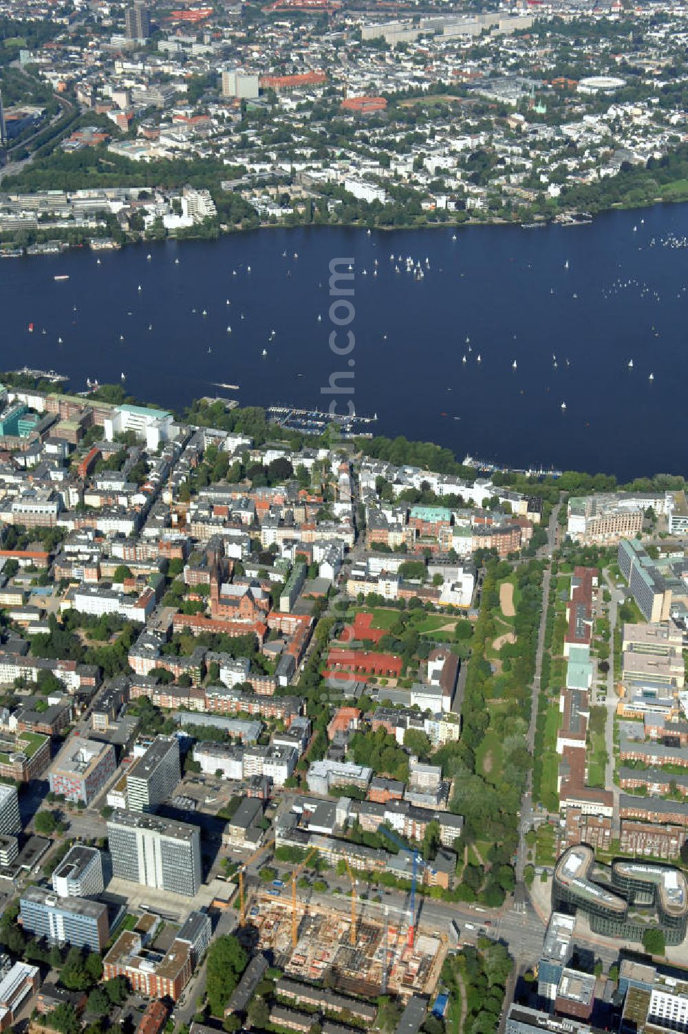 Aerial image Hamburg - Blick über eine Baustelle eines Büro- und Geschäftsgebäude in Sankt Georg, Anschrift: Steindamm 90-106, im Hintergrund die Außenalster. Kontakt: Hamburg Tourismus GmbH, Steinstrasse 7, 20095 Hamburg, Tel: +49(0)40 30051 300, Fax +49(0)40 30051 333, Email: info@hamburg-tourismus.de