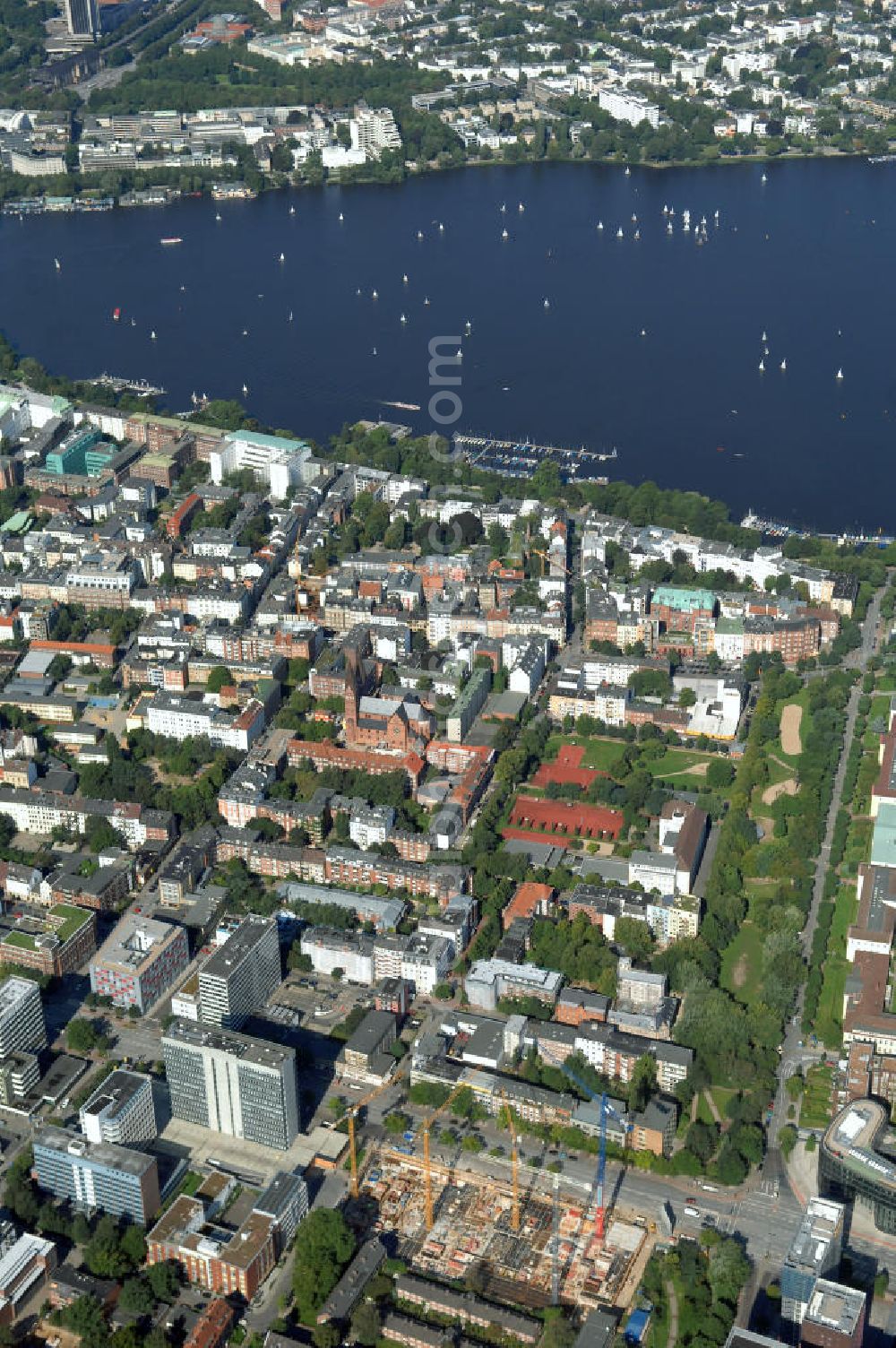 Aerial photograph Hamburg - Blick über eine Baustelle eines Büro- und Geschäftsgebäude in Sankt Georg, Anschrift: Steindamm 90-106, im Hintergrund die Außenalster. Kontakt: Hamburg Tourismus GmbH, Steinstrasse 7, 20095 Hamburg, Tel: +49(0)40 30051 300, Fax +49(0)40 30051 333, Email: info@hamburg-tourismus.de