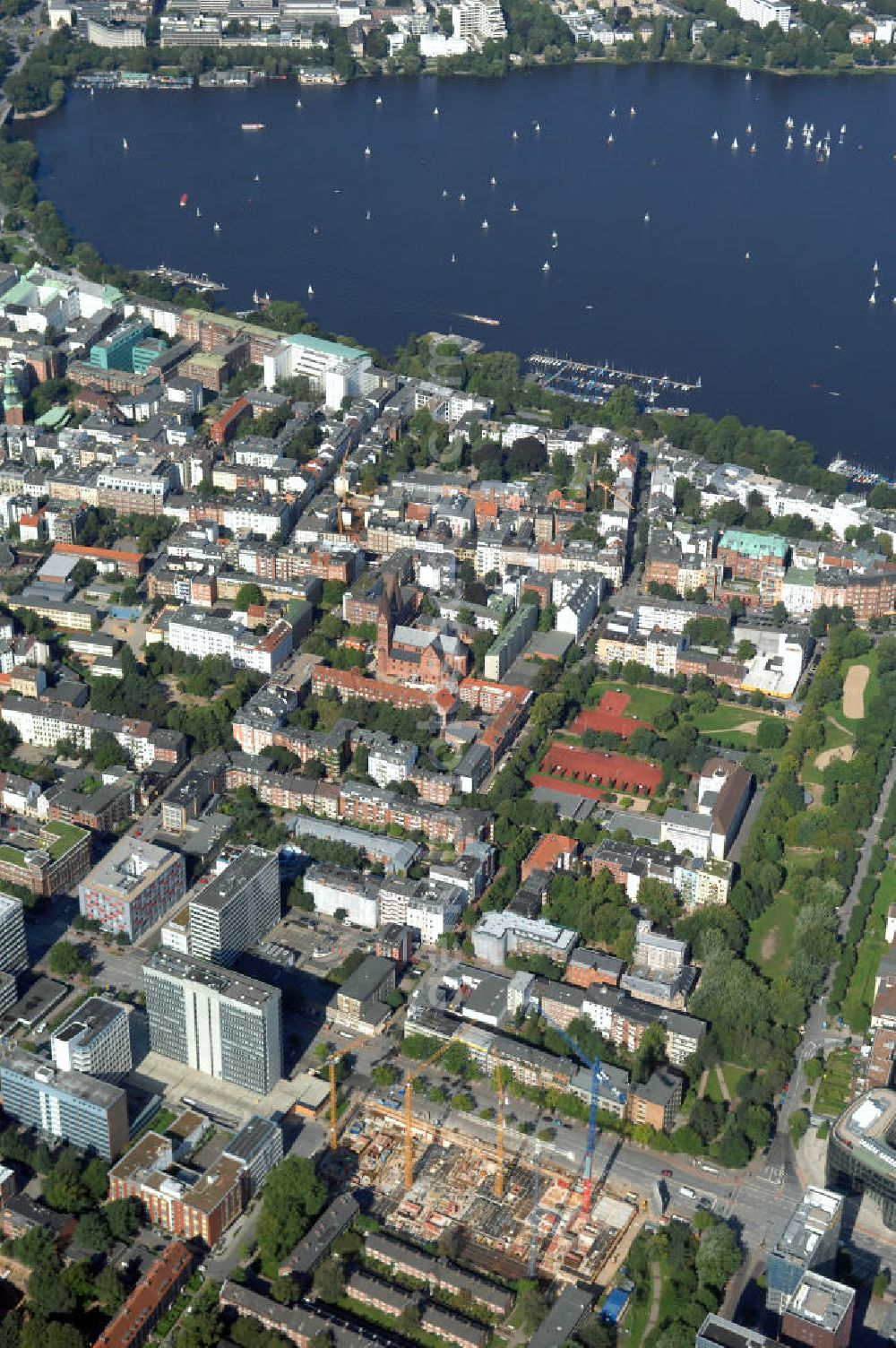 Hamburg from above - Blick über eine Baustelle eines Büro- und Geschäftsgebäude in Sankt Georg, Anschrift: Steindamm 90-106, im Hintergrund die Außenalster. Kontakt: Hamburg Tourismus GmbH, Steinstrasse 7, 20095 Hamburg, Tel: +49(0)40 30051 300, Fax +49(0)40 30051 333, Email: info@hamburg-tourismus.de