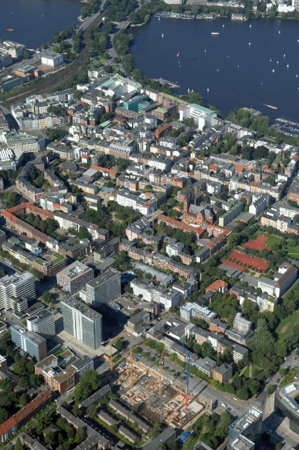 Hamburg from the bird's eye view: Blick über eine Baustelle eines Büro- und Geschäftsgebäude in Sankt Georg, Anschrift: Steindamm 90-106, im Hintergrund die Außenalster und Binnenalster. Kontakt: Hamburg Tourismus GmbH, Steinstrasse 7, 20095 Hamburg, Tel: +49(0)40 30051 300, Fax +49(0)40 30051 333, Email: info@hamburg-tourismus.de